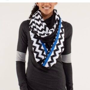 Lululemon Vinyasa Scarf *Luon Light Arrow Chevron White Black / Black